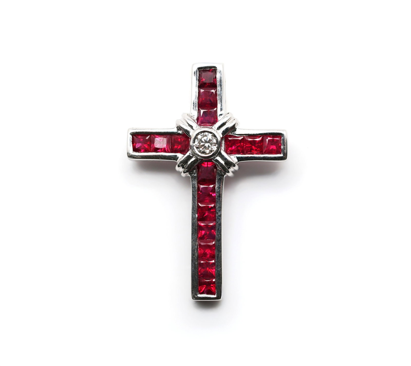 18K White gold Cross Pendant with Ruby & 0.05 ct Diamond: Title: 18K White gold Cross Pendant with Ruby & Diamond. Origin: United States Material: 18K white gold, set with rubies and 0.05ct Diamond. Dimensions: 27.0