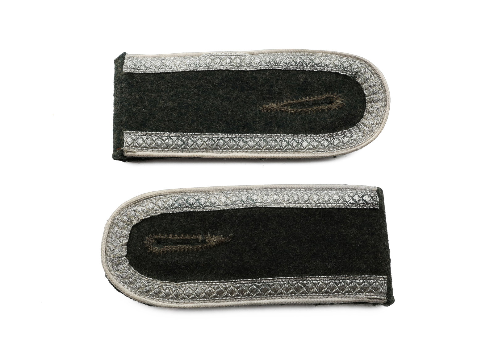 German WWII Wehrmacht Shoulder Board Pair: Title: German WWII Wehrmacht Shoulder Board Pair Origin: Germany Year: WWII Era Size: Standard uniform shoulder board size. Marked: No vis