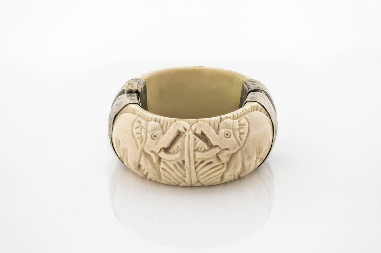 Vintage Fine Carved Animal Motif Hinged Bangle Bracelet (1 of 4)