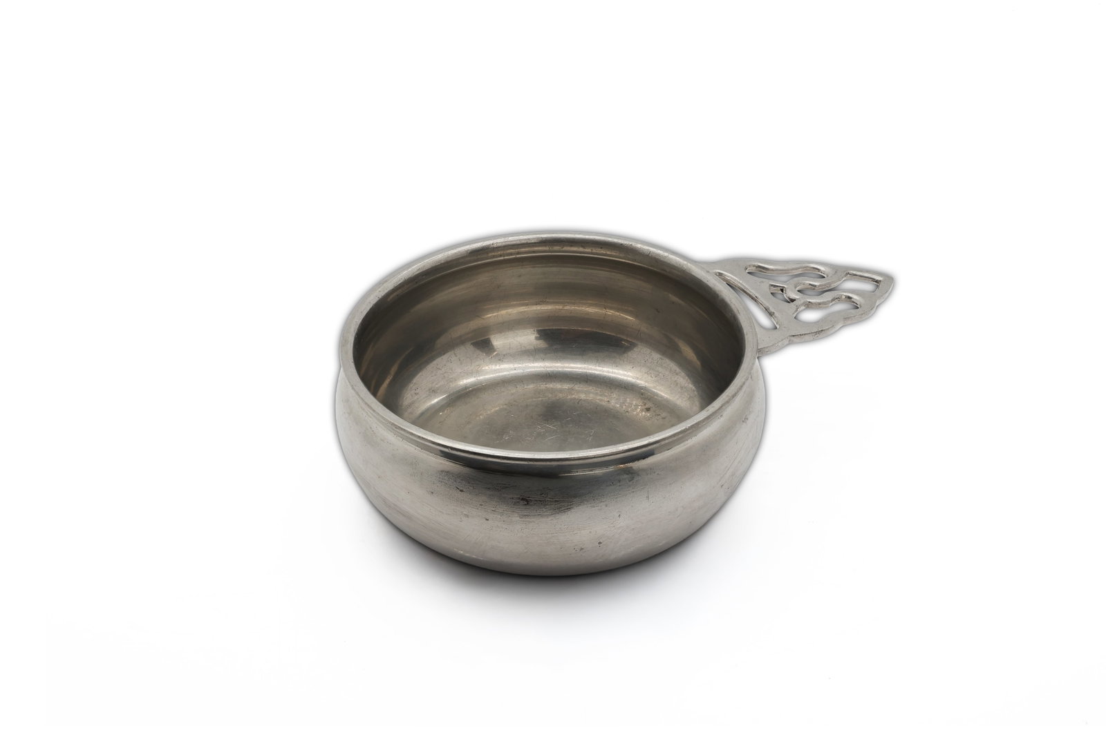 Vintage Queen Art Hand Made Danish Style Pewter Porringer Bowl: Title: Vintage Queen Art Hand Made Danish Style Pewter Porringer Bowl – Brooklyn, NY Circa: Early 20th Century Dimensions: 1 7/8 in x 4 3/8 in. Total length with handle is 6.5 in
