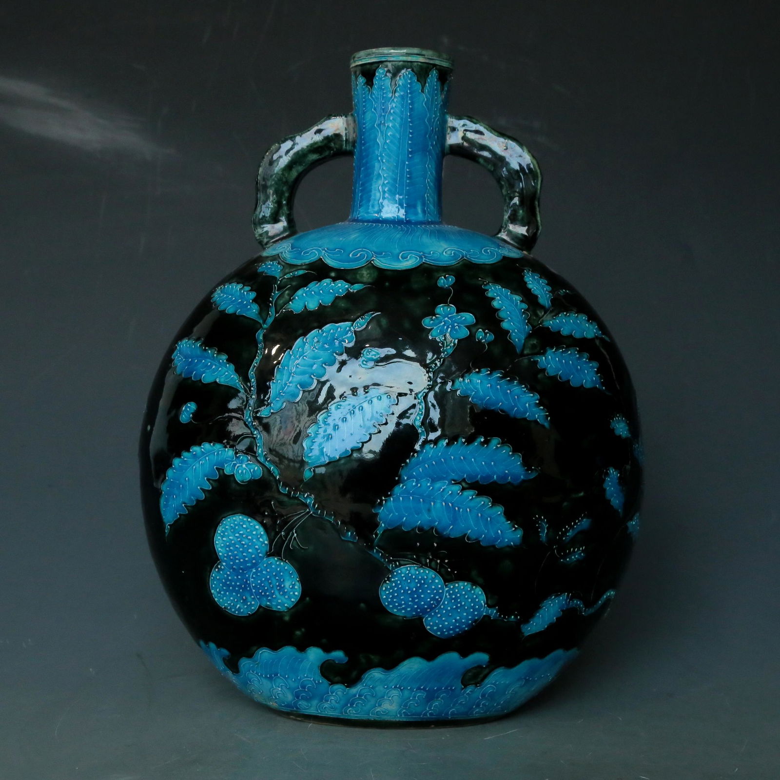 An Exquisite Enameled 'Litchi' Moonflask (1 of 10)