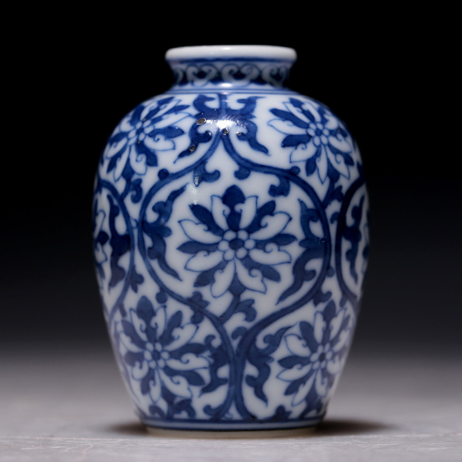 A Gorgeous Blue And White 'Scrolling Lotus' Snuff Bottle: A Gorgeous Blue And White 'Scrolling Lotus' Snuff Bottle. Chinese Qing Dynasty. Yongzheng Four-Character Mark. Size:4cmx6cm. Weight:55g 清代 雍正年制 青഑