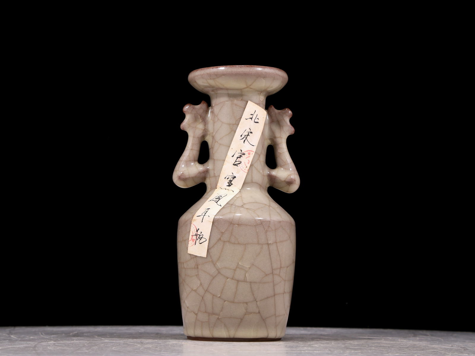 A precious official kiln amphorae: A precious official kiln amphora, Song Dynasty, China. Ancient Chinese porcelain is a treasure of the world's ceramic craftsmanship. It has a long history and excellent skills. This porcelain embodies