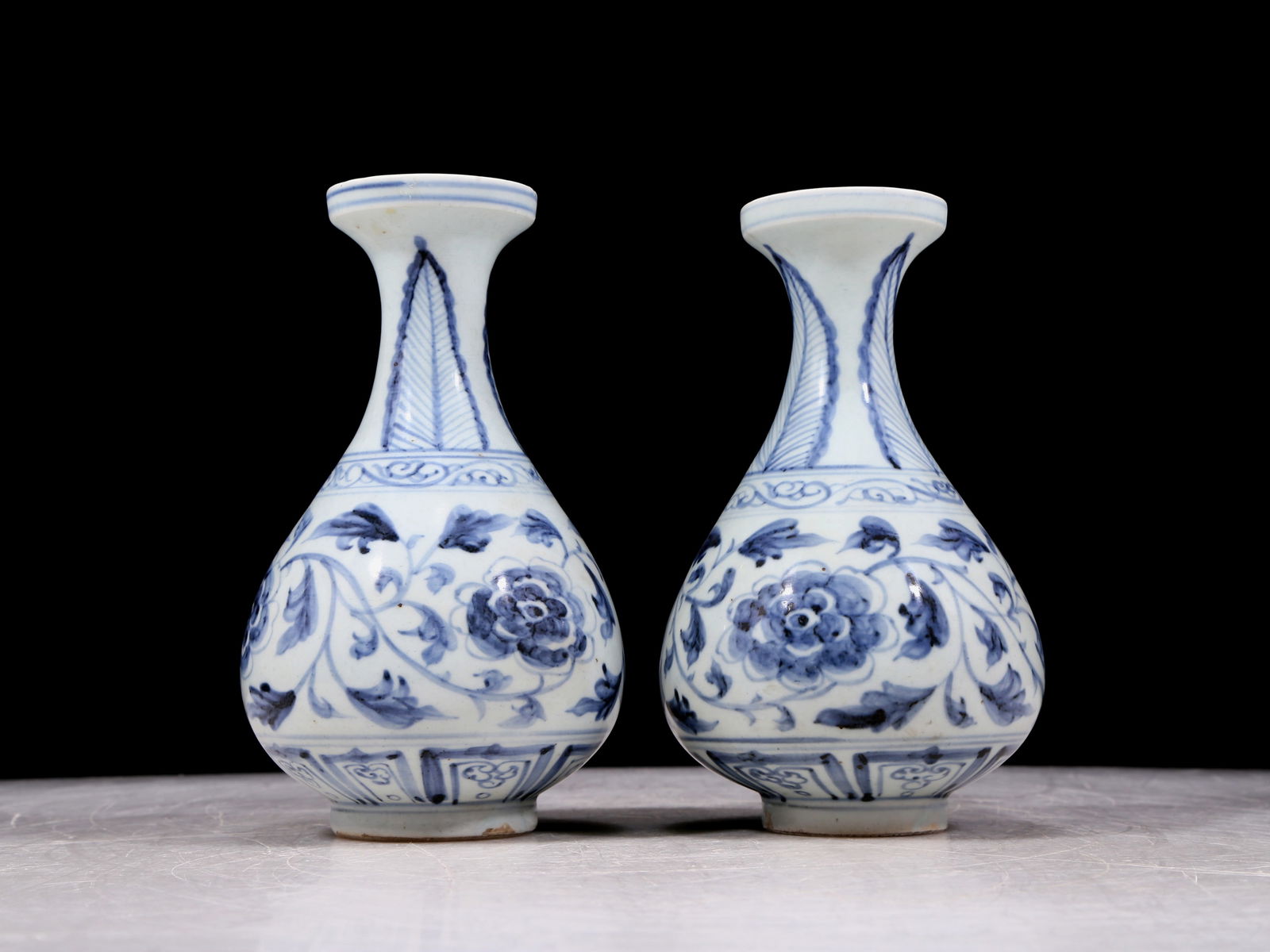 A pair of exquisite blue and white lotus pattern vases (1 of 18)