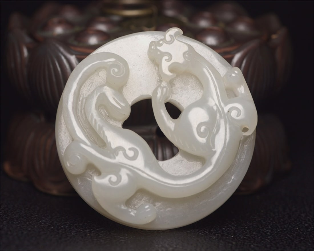  An exquisite Hetian jade chilong pattern pendant (1 of 7)