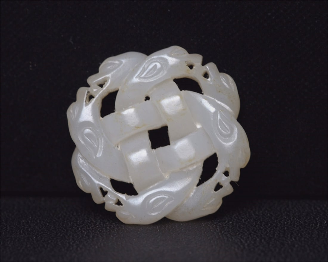 An exquisite Hetian jade dragon pattern pendant (1 of 7)