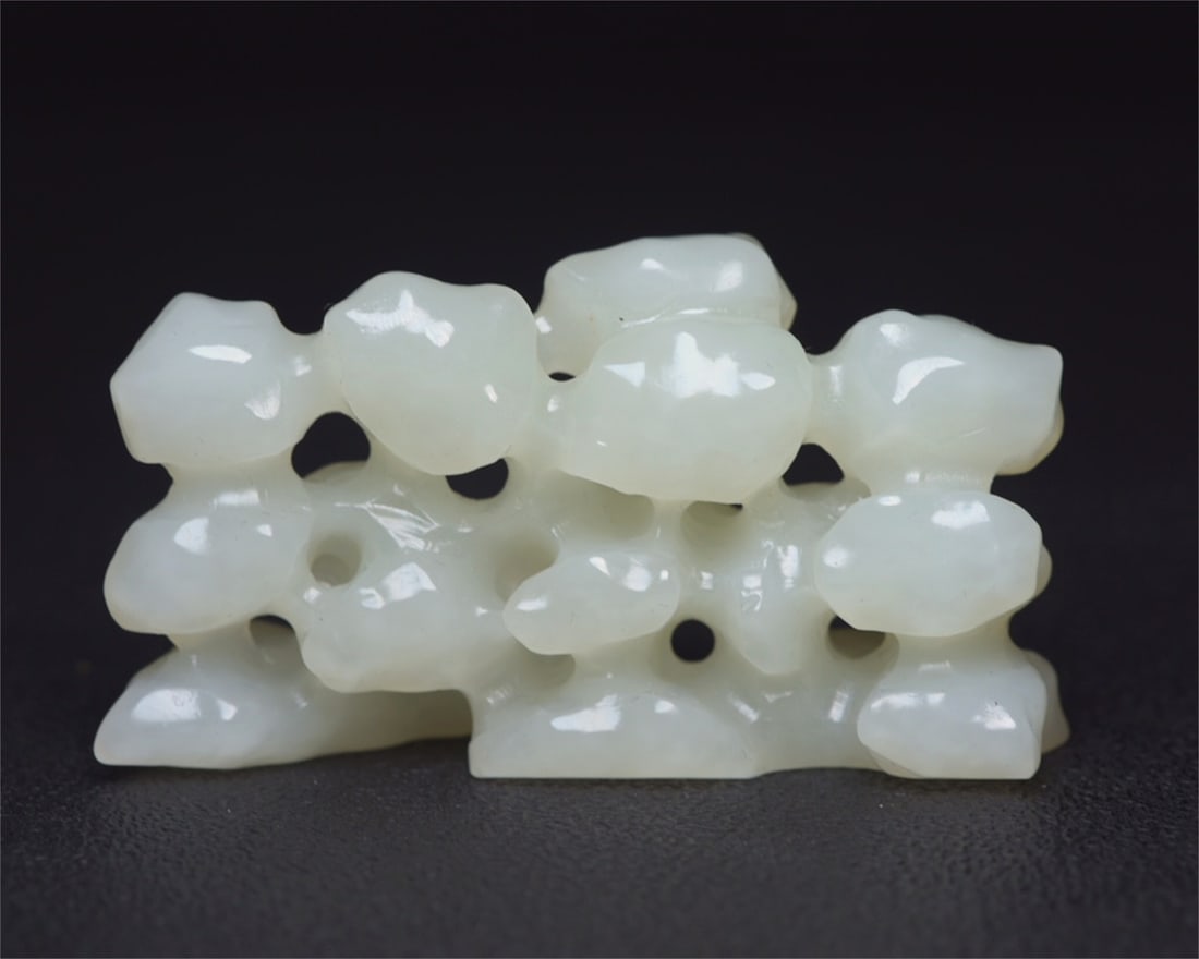 An exquisite Hetian jade ornament (1 of 8)