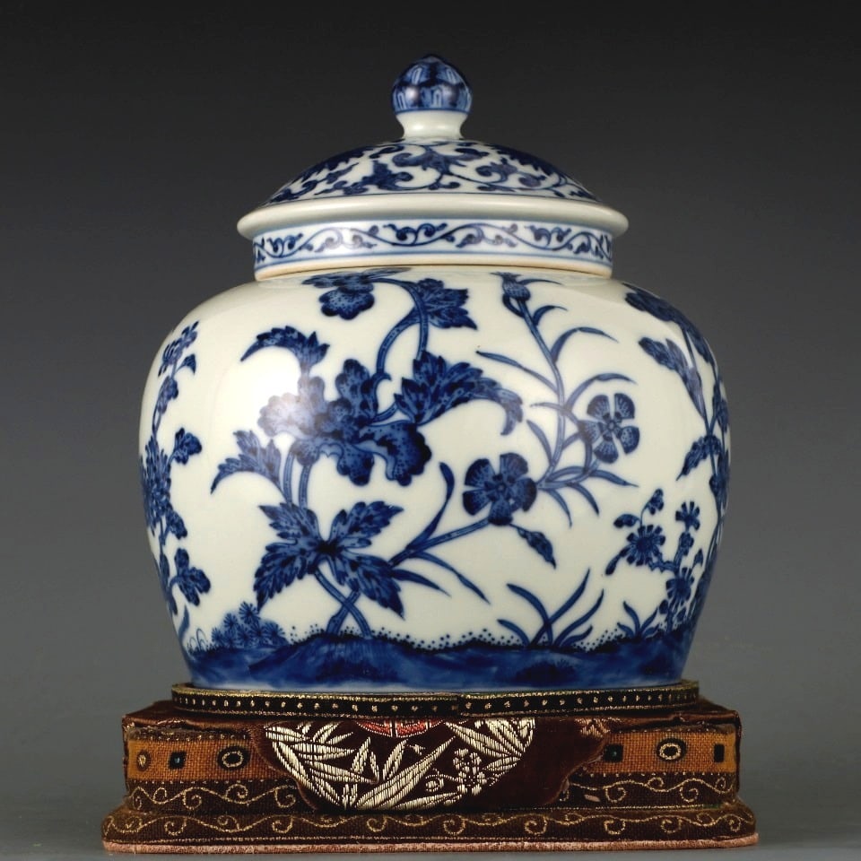 An Exquisite Blue and White Flower Pattern Jar (1 of 8)