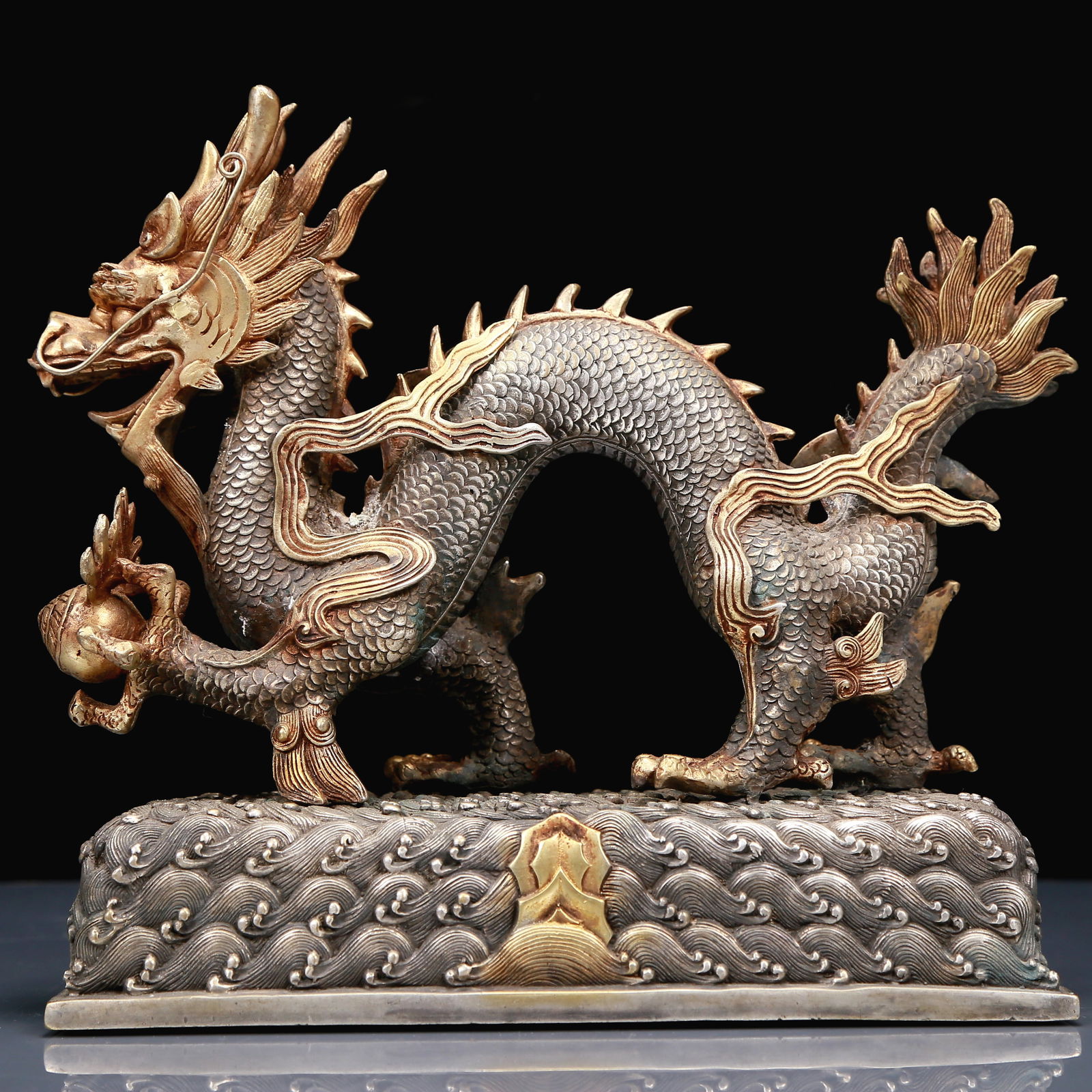 An Exquisite Gilt Silver Dragon Ornament (1 of 9)