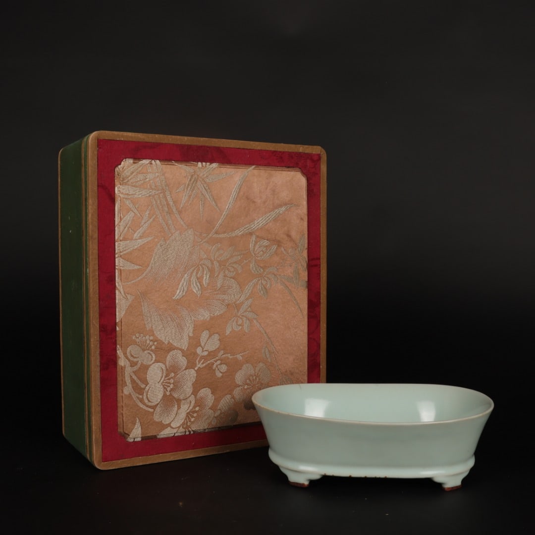 A Rare Guan yao Celadon Glzed Brush Washer  (1 of 9)