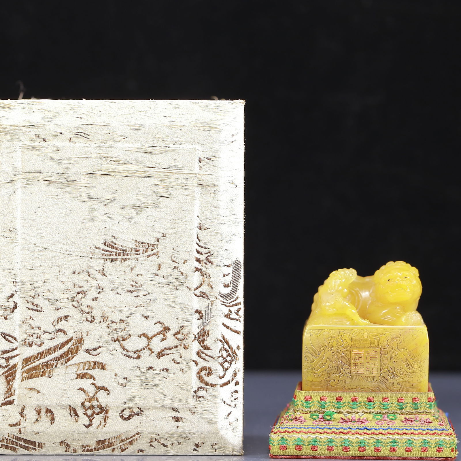 An Exquisite Tianhuang Stone Lion Pattern Seal (1 of 9)