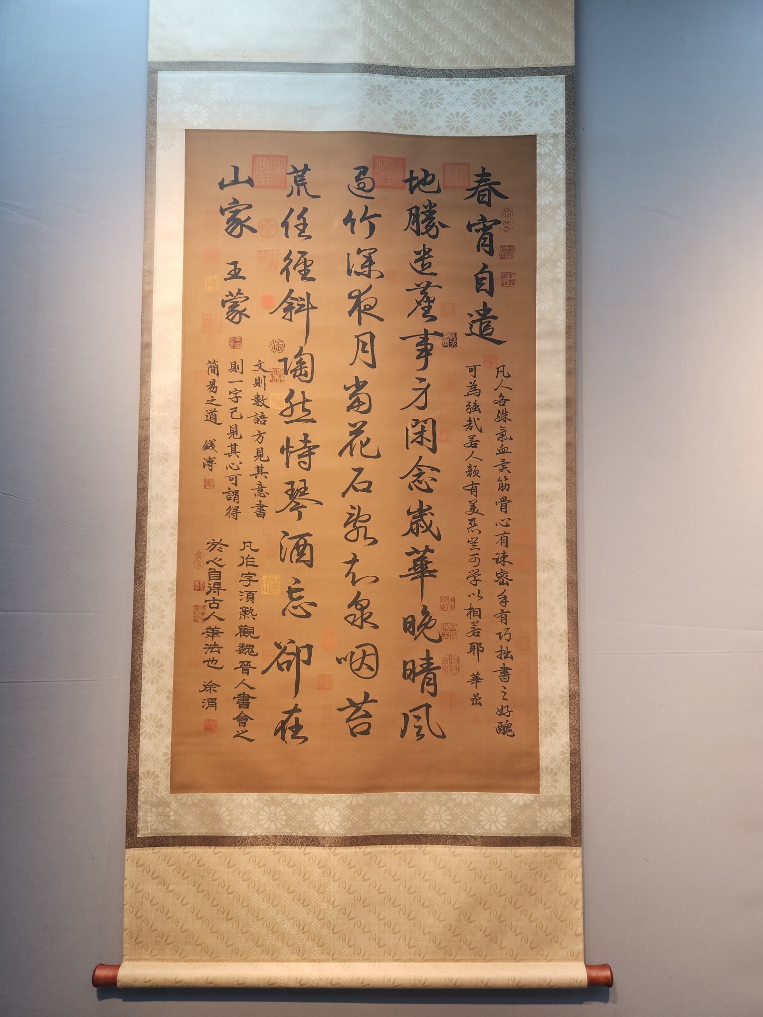 A Chinese Vertical Scroll Ink Calligraphy on Silk,Wang Meng: A Chinese Vertical Scroll Ink Calligraphy on Silk,Wang Meng,Size(Without frame)：127cmx69cm。 一幅中国水墨绢本书法立๘