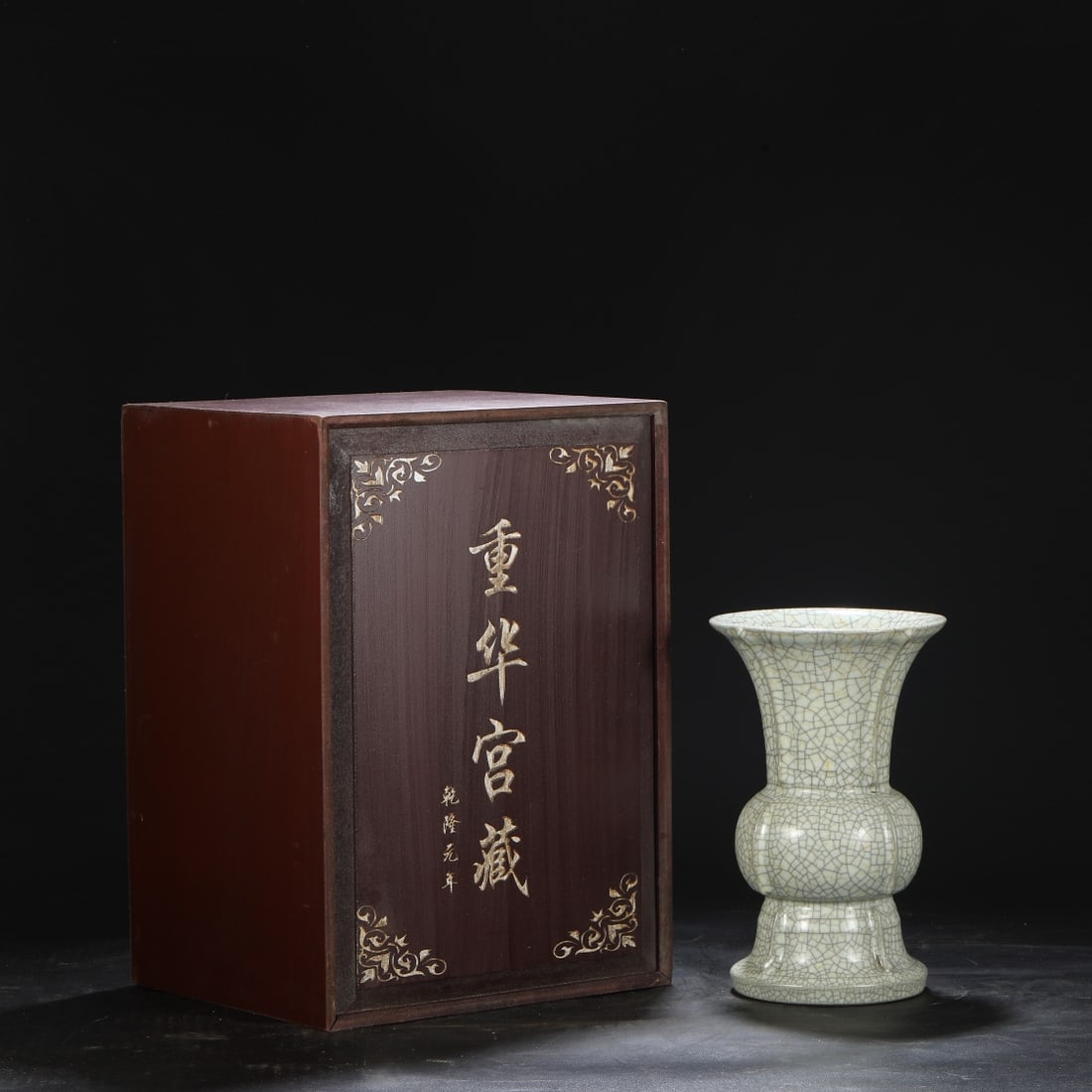 An Exquisite Ge yao White Glazed Vase,with an Imperial Poem by Emperor Qianlong (1 of 9)