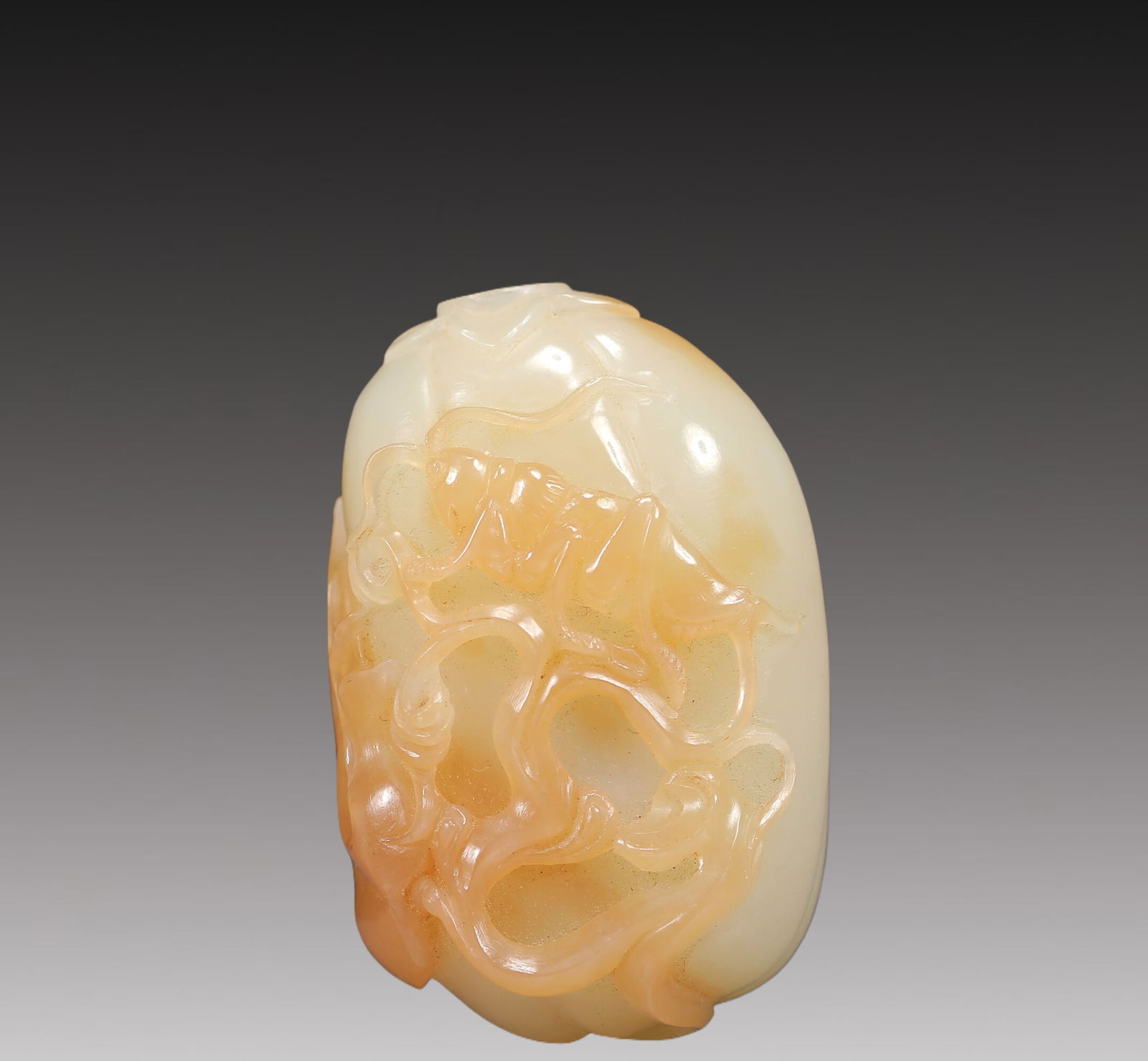 An Excellent Agate 'Cricket' Snuff Bottle: An Excellent Agate 'Cricket' Snuff Bottle. Chinese Qing Dynasty. Size:3.5cmx2.5cmx5.5cm 清代 玛瑙巧雕蟋蟀图鼻烟壶