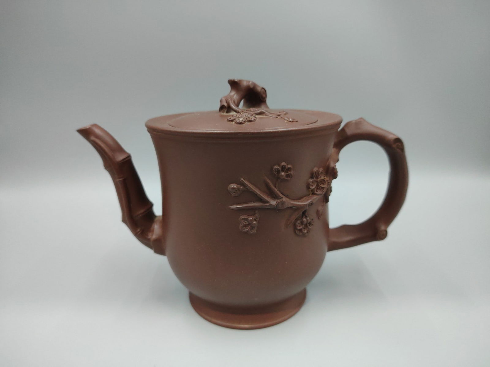 A Exquisite Purple Sands Plum flower Pattern Ewer: A Exquisite Purple Sands Plum flower Pattern Ewer Wang yin xian Size:21cmx15cm碗梅紫砂壶 款：甲申年汪寅仙品