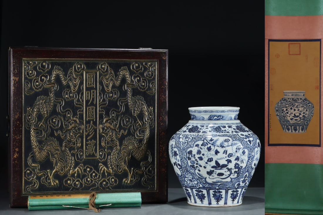 An Exquisite Blue and White Insect Pattern Jar,With Vertical Scroll Painting on Silk (1 of 8)