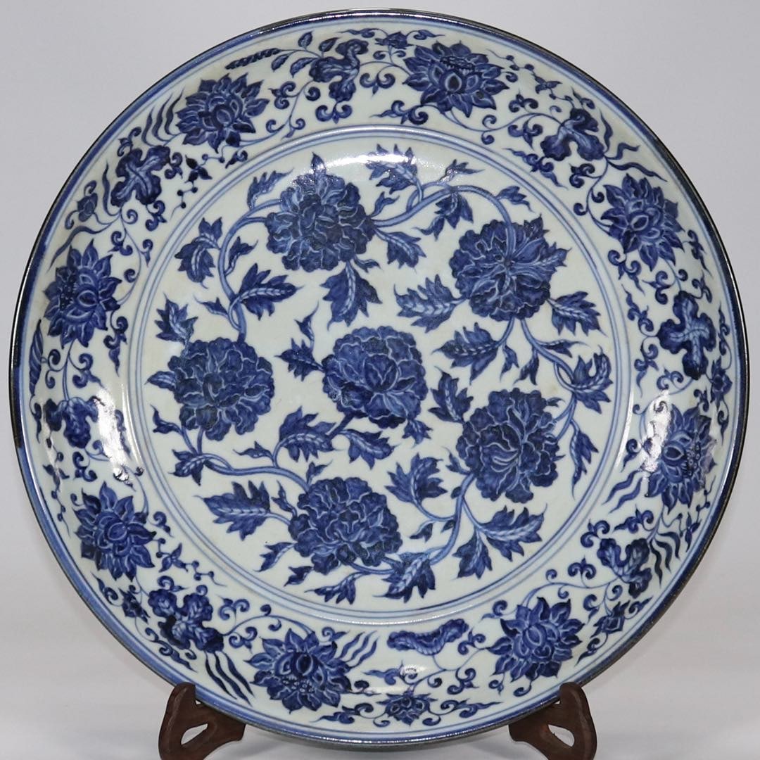 A Exquisite Blue and White Lotus Pattern Plate  (1 of 9)