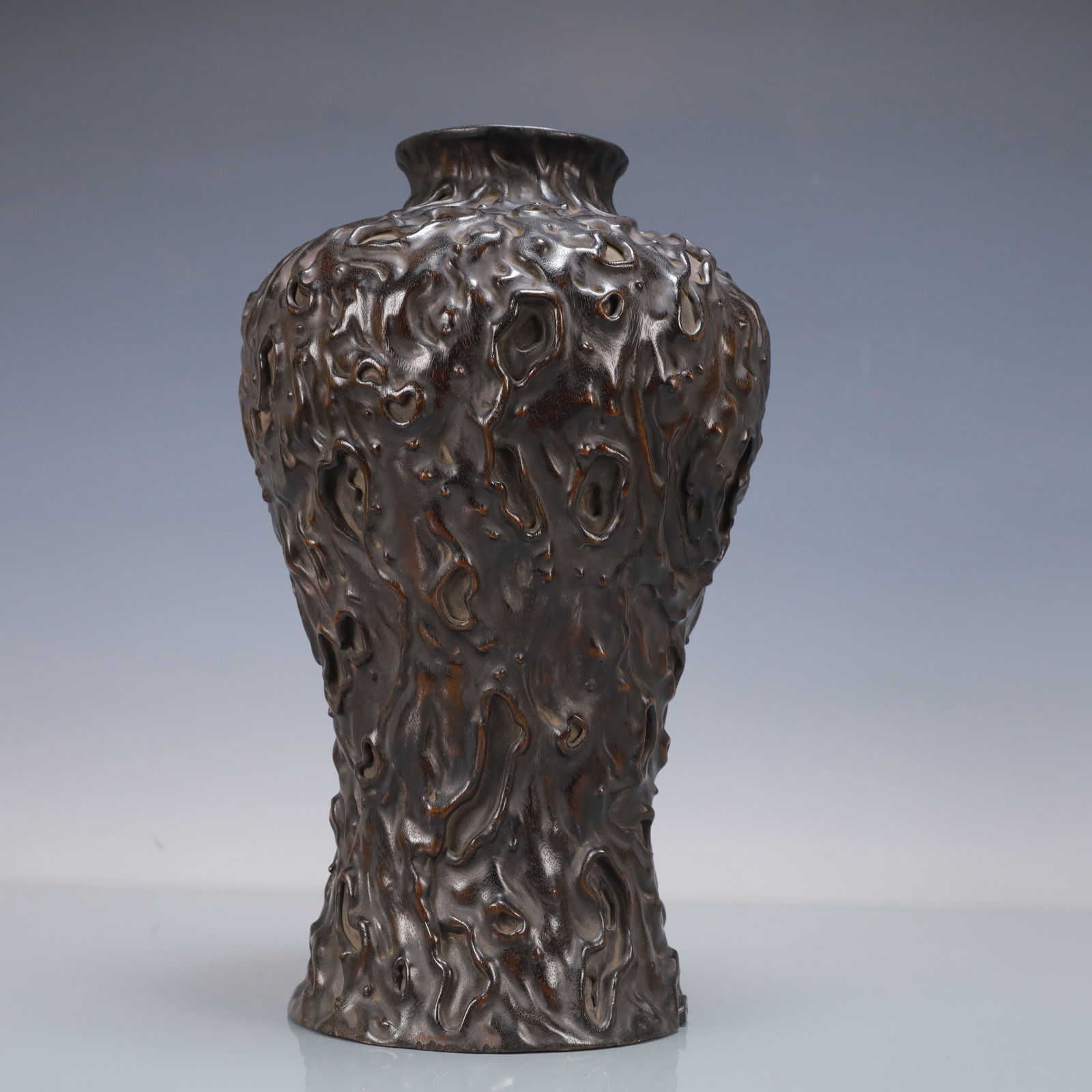 A Exquisite Zitanwood Vase : A Exquisite Zitanwood Vase Qing Dynasty, China Size:32.5cmx18cm Weight:2200g紫檀木瓶 中国清代