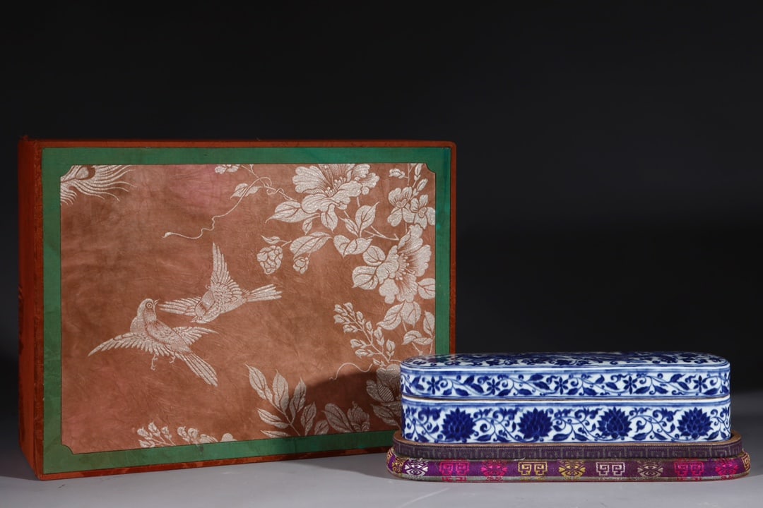 An Exquisite Blue and White Lotus and Dragon Pattern Cover Box (1 of 9)