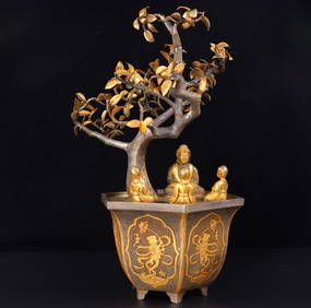 A Exquisite Gilded Character and Story Pattern Ornament (1 of 9)