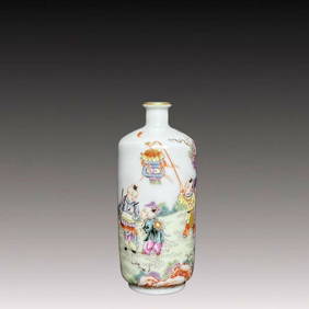 An Exquisite Famille-Rose Figure Pattern Snuff Bottle (1 of 8)