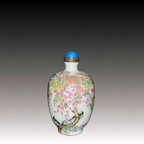 An Exquisite Famille-Rose Painted Gold Flower and Bird Pattern Snuff Bottle (1 of 8)
