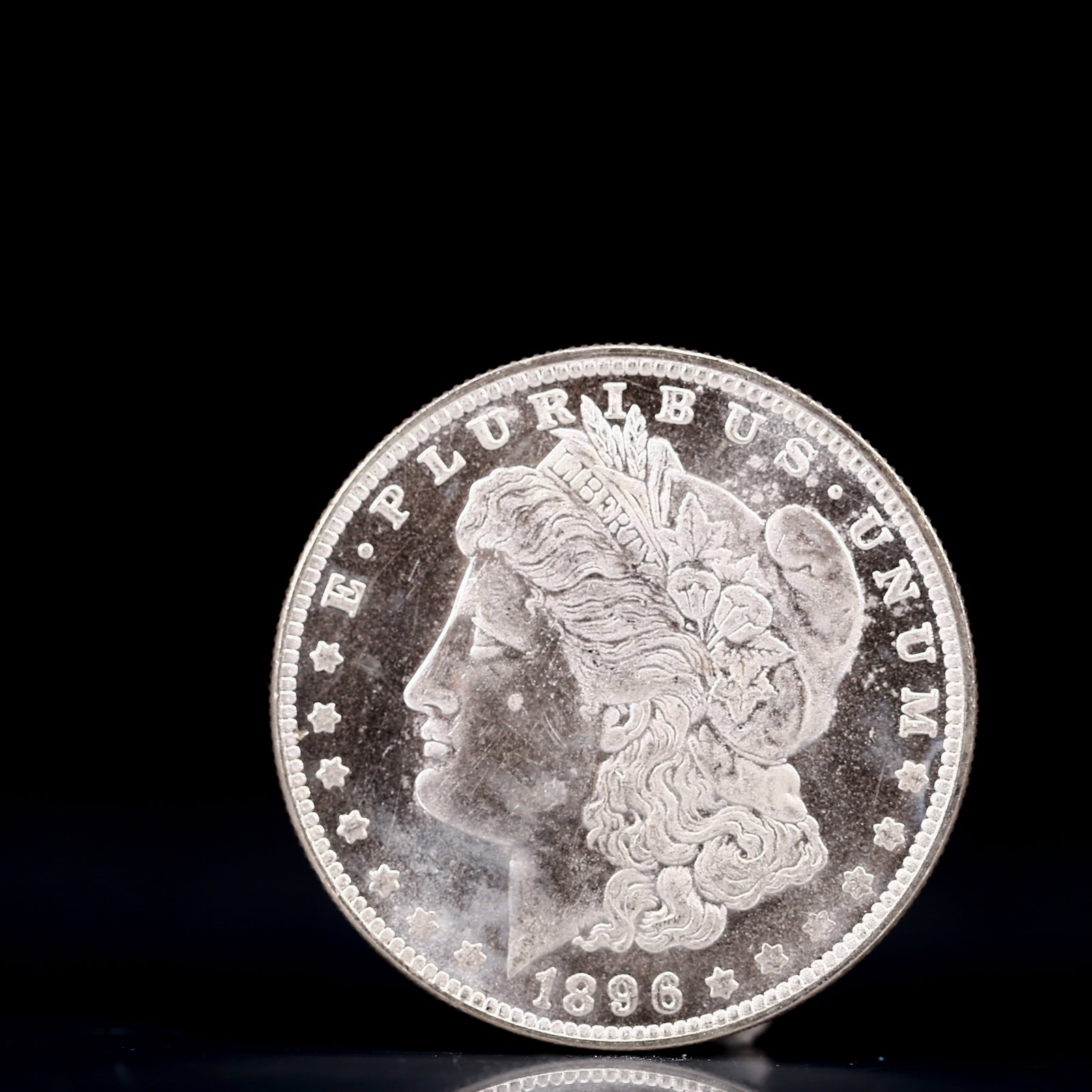 USA Morgan Dollar 1896 Coin: Obv: profile bust with date below and E PLURIBUS UNUM legend and stars around. Rev: eagle with In God we trust above within wreath with UNITED STATES OF AMERICA ONE DOLLAR legend. IN GOD WE TRUST / LI