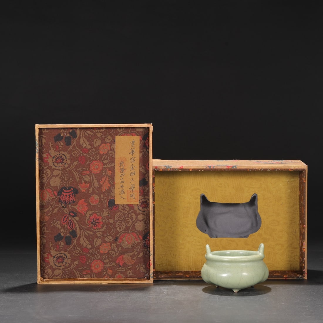 An Exquisite Guan yao Celadon Glazed Double-Ears and Tripod Censer (1 of 8)