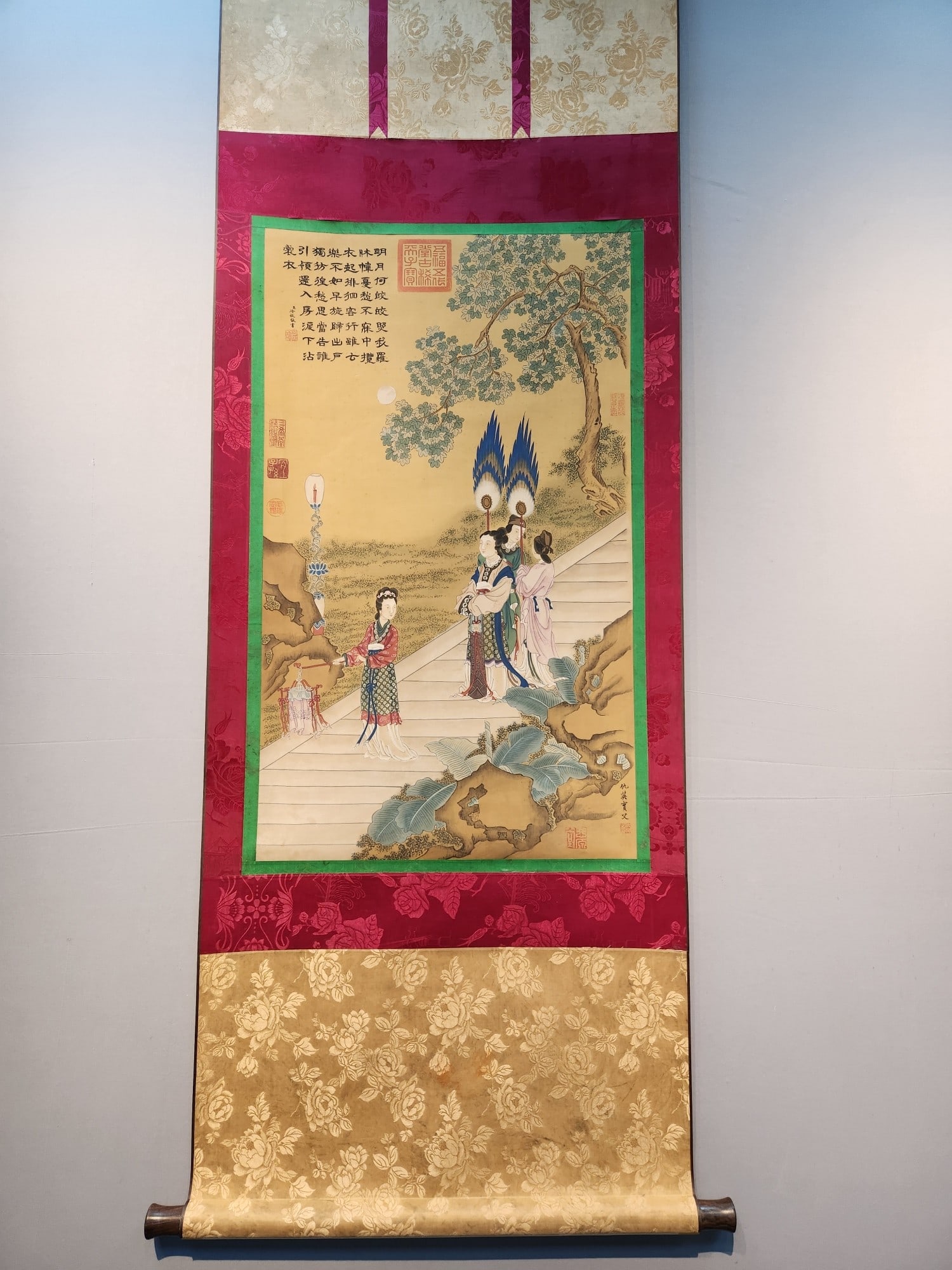 A Chinese Vertical Scroll Ink Painting of Figure on Silk,Qiu Ying: A Chinese Vertical Scroll Ink Painting of Figure on Silk,Qiu Ying,Size:(Without frame)85cmx50cm 一幅中国水墨绢本人物画立轴
