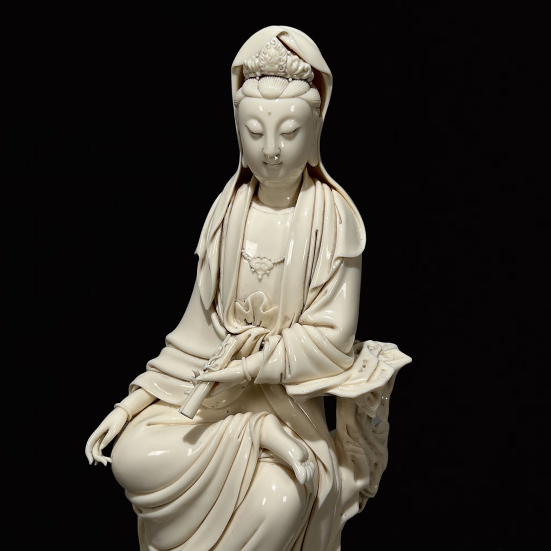 A Solemn Dehua white porcelain Statue of Avalokitesvara (1 of 7)
