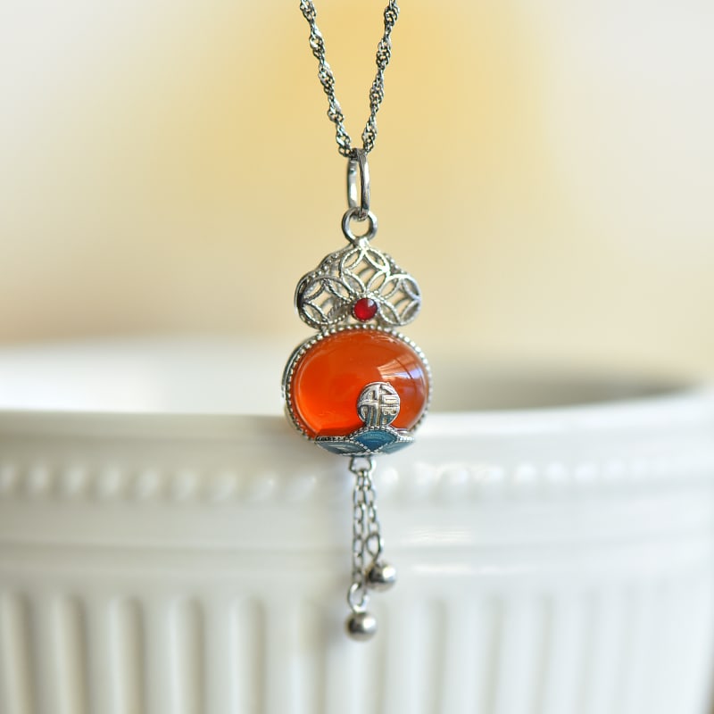 An Exquisite Sterling Silver Inlaid Agate Enamel Pendant: An Exquisite Sterling Silver Inlaid Agate Enamel Pendant, 纯银镶玛瑙珐琅吊坠