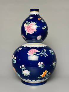 A Exquisite Famille-Rose Outline in gold Flower Pattern Gourd-Shaped Vase: A Exquisite Famille-Rose Outline in gold Flower Pattern Gourd-Shaped Vase Qing Dynasty, China Qianlong Six-character Mark