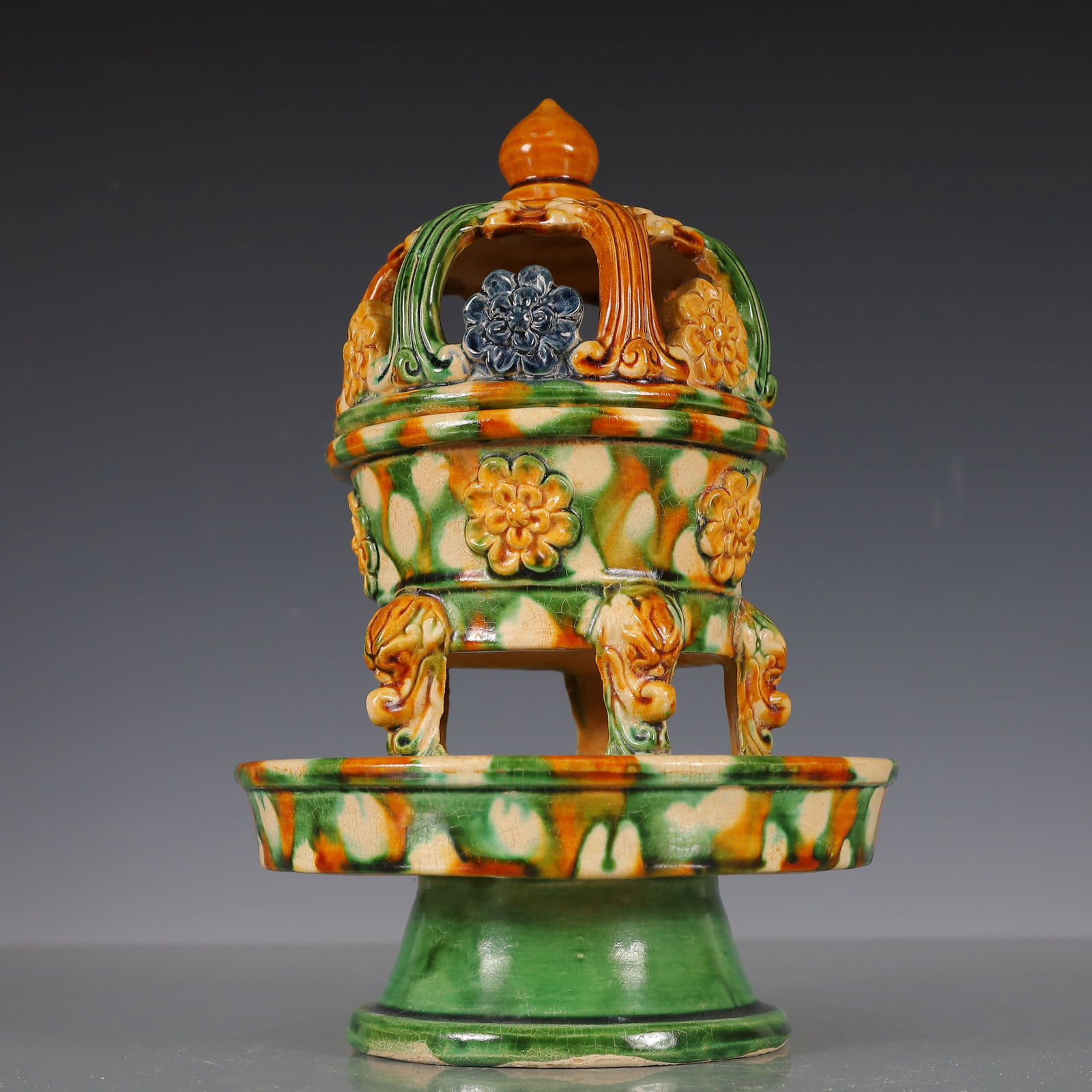 A Exquisite Trio-colored glazed pottery of the Tang Dynasty Flower Pattern Censer: A Exquisite Trio-colored glazed pottery of the Tang Dynasty Flower Pattern Censer Tang Dynasty, China Size:18cmx18cmx26cm Weight:1400g唐三彩花卉纹香炉 &