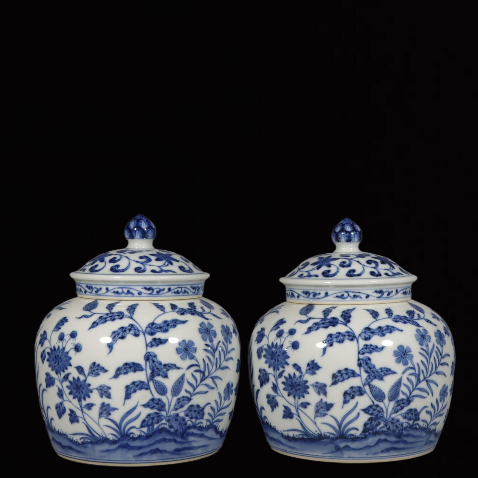 A Pair of Exquisite Blue and White Flower Pattern Tea Caddys (1 of 9)