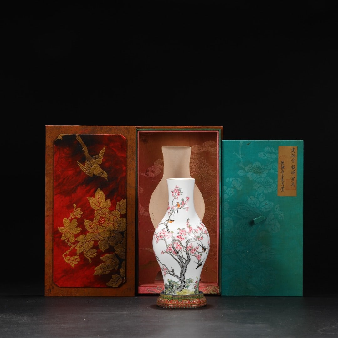 An Exquisite Enamel Flower and Bird Pattern Vase,With Poem (1 of 9)
