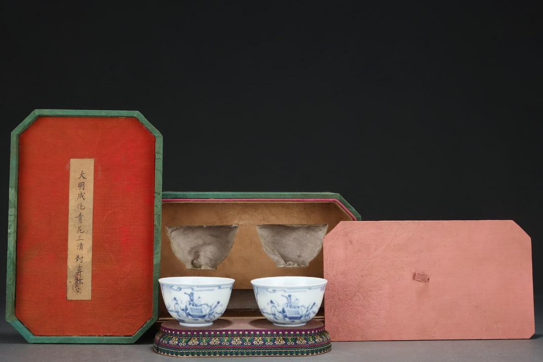 A Pair of Exquisite Blue and White Figure Pattern Cups (1 of 9)