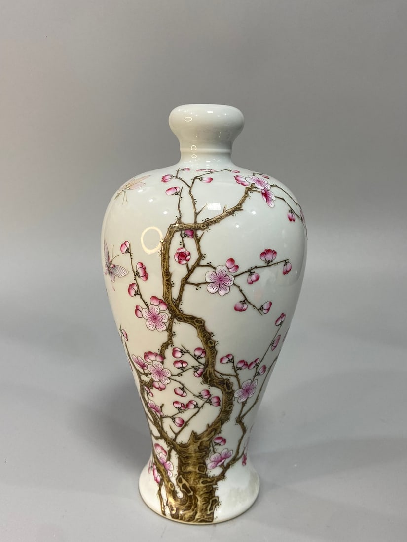 A Exquisite Famille-Rose Flower and Butterfly Pattern Vase  (1 of 9)