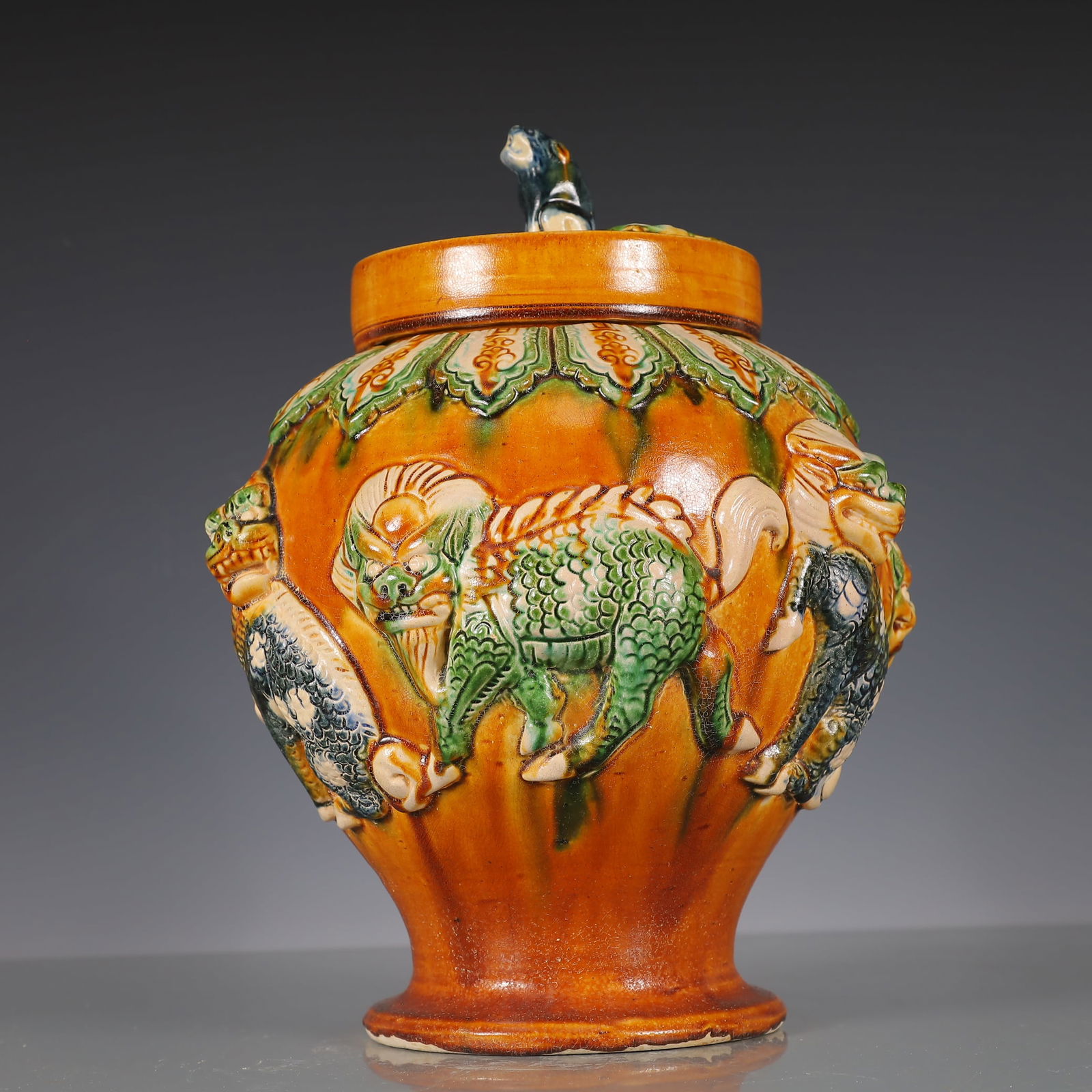 A Exquisite Trio-colored glazed pottery of the Tang Dynasty Auspicious Beast Pattern Jar  (1 of 10)