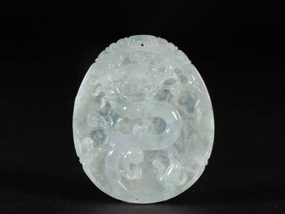 A Exquisite Jadeite Dragon Pattern Pendant: A Exquisite Jadeite Dragon Pattern Pendant Qing Dynasty, China Size:5.6cmx4.7cmx0.8cm Weight:34g&#32737;&#32736;&#25346;&#20329; &#20013;&#22269;&#28165;&#20195;