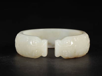 A Exquisite White Jade Bracelets: A Exquisite White Jade Bracelets Qing Dynasty, China Size:2.4inx3in Weight:93g&#30333;&#29577;&#21367;&#20113;&#32441;&#21452;&#40857;&#25163;&#38255; &#20013;&#22269;&#28165;&#20195; Size:6cmx7.7cm W