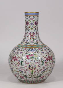 An Exquisite Famille-Rose Painted Gold Lotus Pattern Bats and Peach Pattern Vase: An Exquisite Famille-Rose Painted Gold Lotus Pattern Bats and Peach Pattern Vase Qing Dynasty, China Qianlong Six-character Mark Size:12.6inx7.9in&#31881;&#24425;&#32544;&#26525;&#33457;&#21321;&#3244