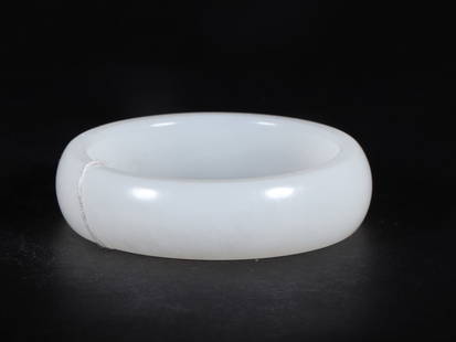 A Exquisite White Jade Bracelets: A Exquisite White Jade Bracelets Qing Dynasty, China Size:56.4mm Weight:77.7g&#30333;&#29577;&#23485;&#26465;&#25163;&#38255; &#20013;&#22269;&#28165;&#20195; Size:56.4mm Weight:77.7g