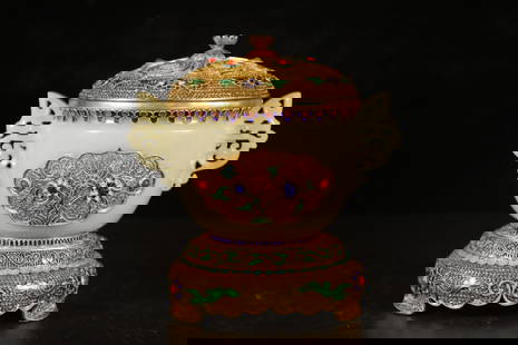 An Exquisite Gilt Bronze Inlaid White Jade Flower Pattern Bowl: An Exquisite Gilt Bronze Inlaid White Jade Flower Pattern Bowl Qing Dynasty, China Size:5.7inx5.1in Weight:527g&#38108;&#37775;&#37329;&#23884;&#30333;&#29577;&#33457;&#21321;&#32441;&#30871; &#20013;