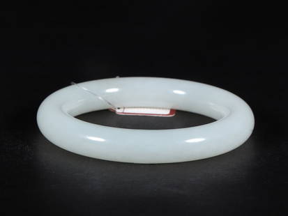 A Exquisite White Jade Bracelets: A Exquisite White Jade Bracelets Qing Dynasty, China Size:59mm Weight:67g&#30333;&#29577;&#25163;&#38255; &#20013;&#22269;&#28165;&#20195; Size:59mm Weight:67g