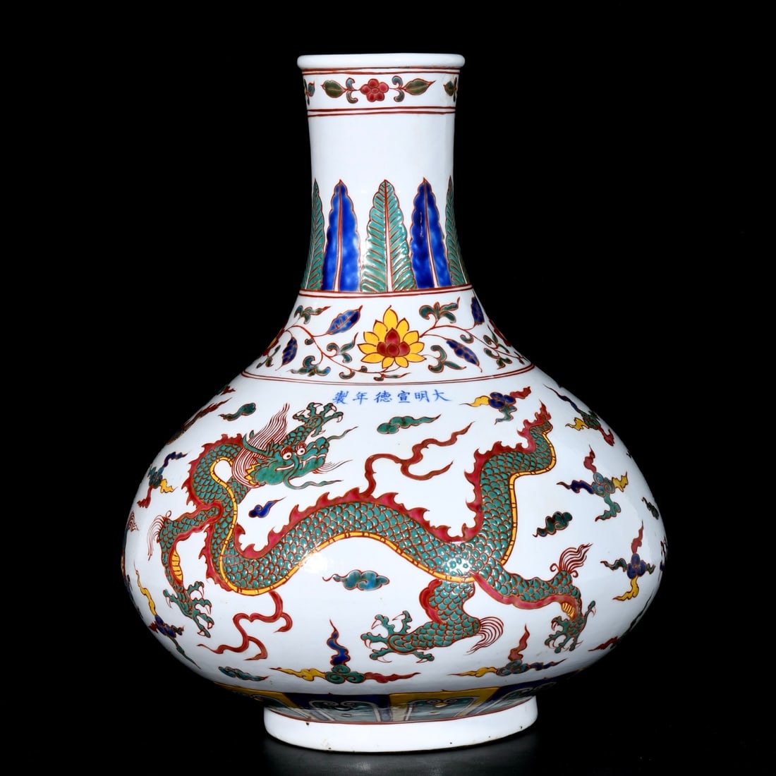 A Huge Wucai Auspicious Cloud and Dragon Pattern Vase (1 of 9)