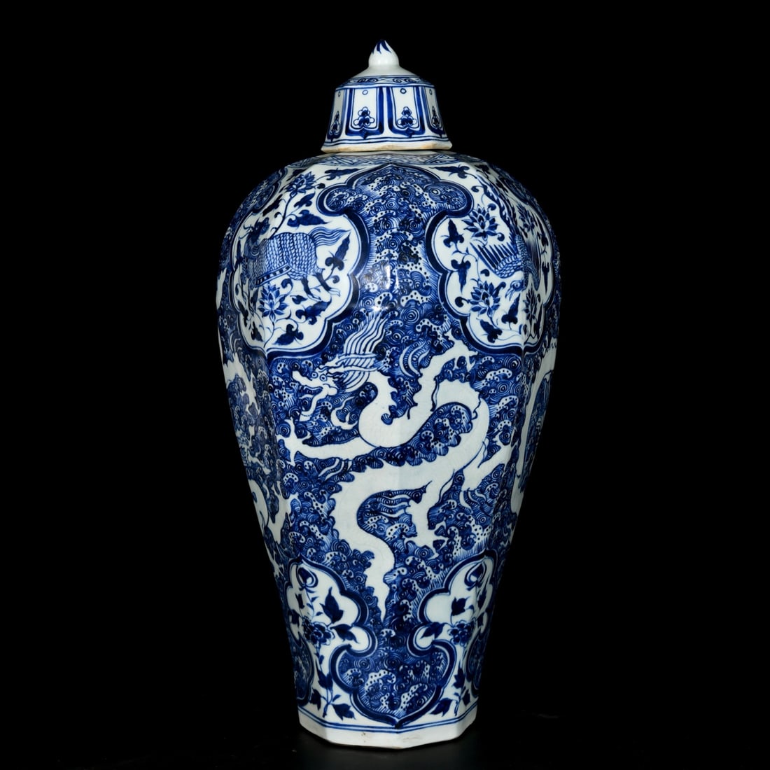 A Huge Blue and White Auspicious Cloud and Dragon Pattern Bottle: A Huge Blue and White Auspicious Cloud and Dragon Pattern Bottle,Yuan Dynasty, China,With Mark,Size:20.1inx10.2in 青花祥云龙纹盖瓶,中国Ð