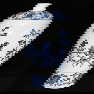 An Exquisite Blue and White Flower and Bird Pattern Vase: An Exquisite Blue and White Flower and Bird Pattern Vase,Ming Dynasty, China,Yongle Mark,Size:10.8inx7.1in &#38738;&#33457;&#33457;&#40479;&#32441;&#29942;,&#20013;&#22269;&#26126;&#20195;,&#27704;&#2