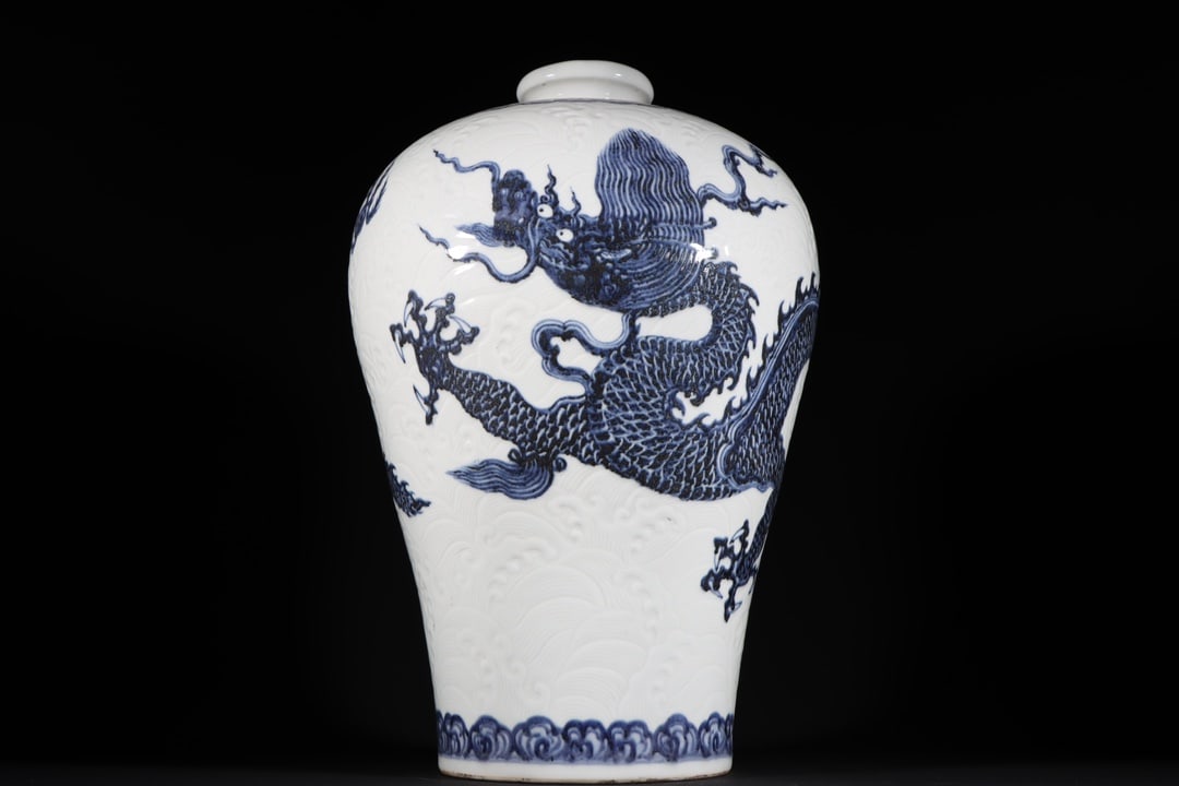 An Exquisite Blue and White Seawater Pattern Dragon Pattern Vase (1 of 9)