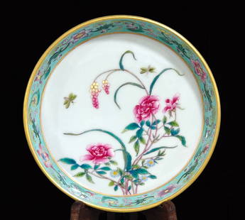 An Exquisite Famille-Rose Green Ground Painted Gold Flower and Butterfly Pattern Water Pot: Estimated Value:4500-9000. An Exquisite Famille-Rose Green Ground Painted Gold Flower and Butterfly Pattern Water Pot,Qing Dynasty, China,Qianlong Six-character Mark,Size:1.8inx6.2in &#31881;&#24425;&