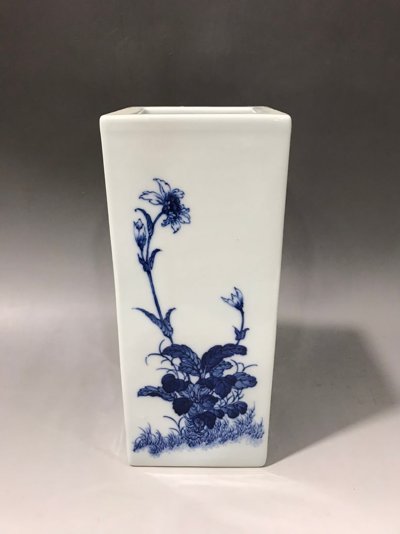 A Rare Blue and White Flower Pattern Brush Pot (1 of 9)